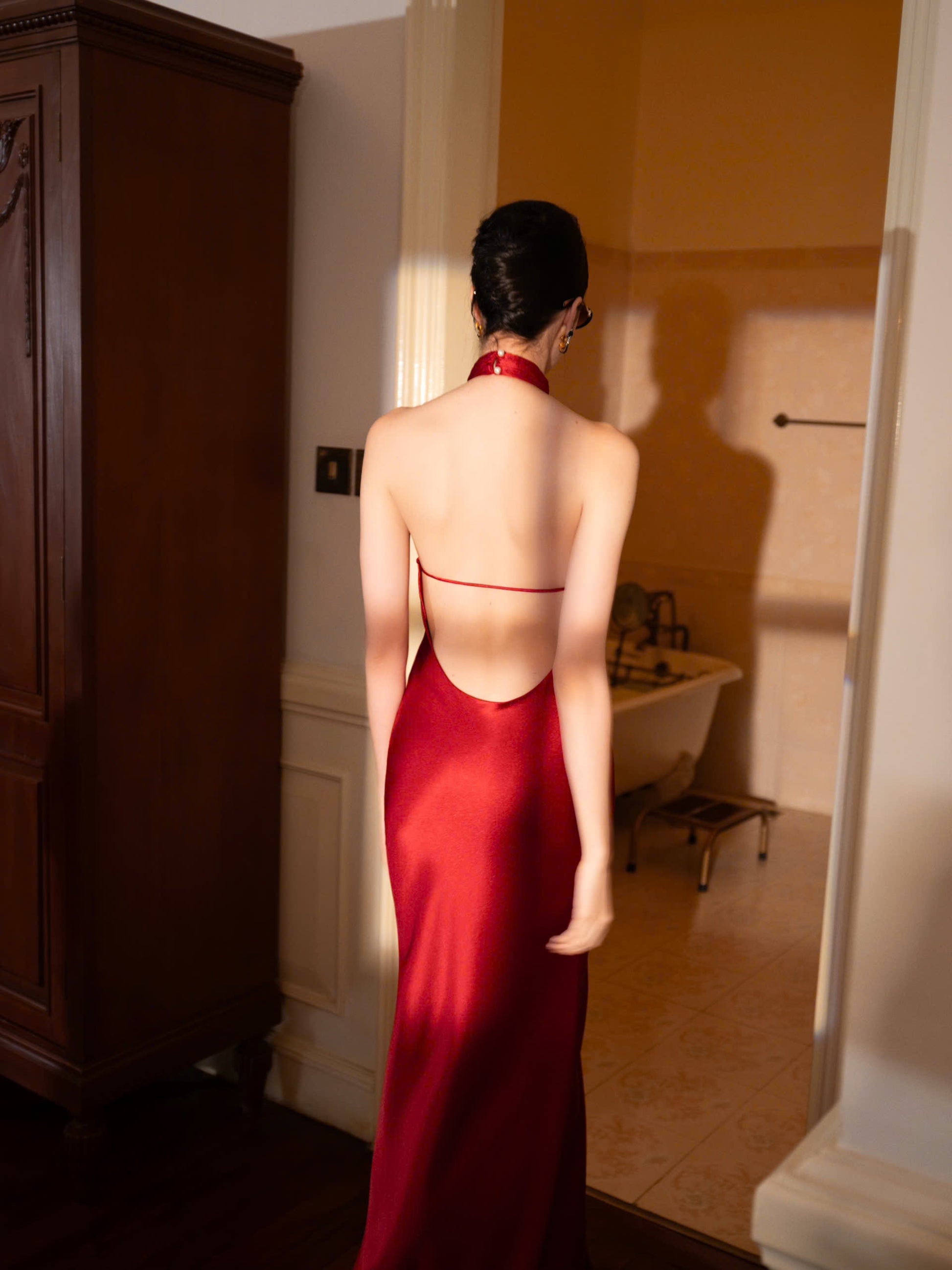 anora red dress Did you know that the dress Mikey Madison wore to the "Anora" film premiere was made up of hundreds of red, acrylic nails? If you zoom into the picture you can see
